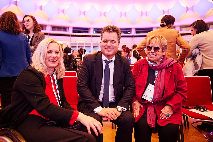 EUROPÄISCHER REGIONALGIPFEL
FÜR MENSCHEN MIT BEHINDERUNGEN EUROPÄISCHER REGIONALGIPFEL
FÜR MENSCHEN MIT BEHINDERUNGEN