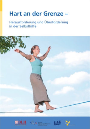 Titelbild Handbuch „Hart an der Grenze“, zeigt junge Frau balancierend auf einer Slack-Line
