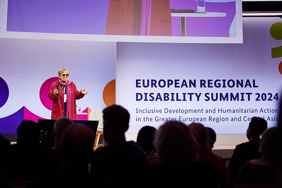 EUROPÄISCHER REGIONALGIPFEL
FÜR MENSCHEN MIT BEHINDERUNGEN EUROPÄISCHER REGIONALGIPFEL
FÜR MENSCHEN MIT BEHINDERUNGEN