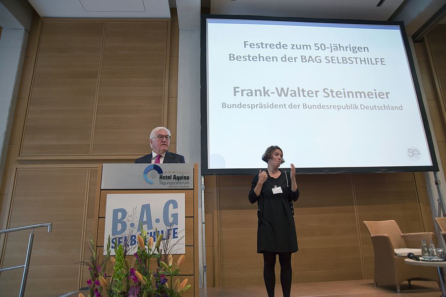 Bild Jubiläum 50 Jahre BAG SELBSTHILFE mit Bundespräsident Frank-Walter Steinmeier und Gebärdensprachdolmetscherin