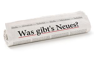 Bild gerollte Zeitung mit Aufschrift „Was gibt's Neues?“