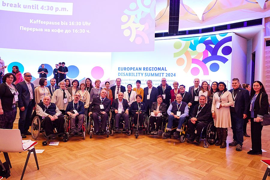 EUROPÄISCHER REGIONALGIPFEL
FÜR MENSCHEN MIT BEHINDERUNGEN EUROPÄISCHER REGIONALGIPFEL
FÜR MENSCHEN MIT BEHINDERUNGEN