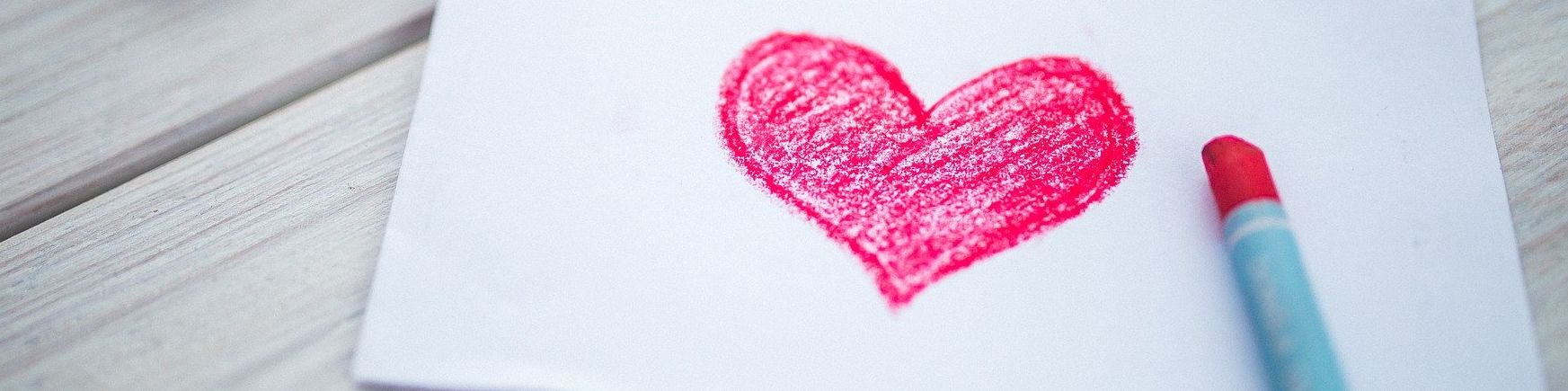 Wir bedanken uns von Herzen für Ihre Spende Ein Herz, das mit Wachsmalstiften auf ein Blatt Papier gemalt worden ist