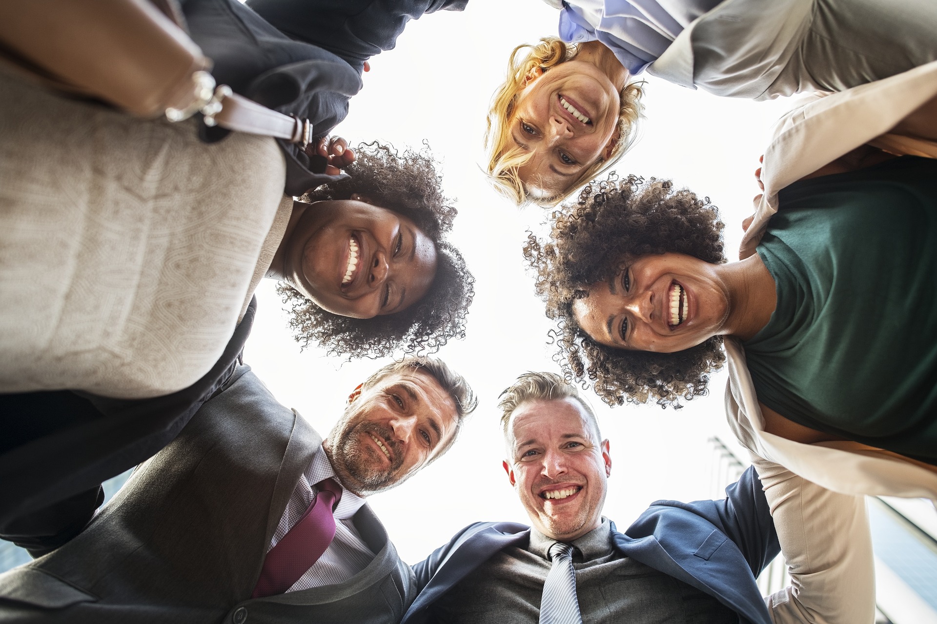 Unternehmen als Partner der BAG SELBSTHILFE bewirken viel Eine Gruppe von Menschen umarmt sich als Team