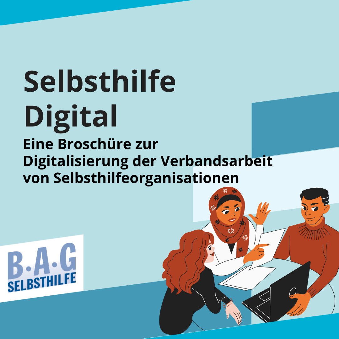 Ein hellblauer Hintergrund auf dem eine gezeichnete Gruppe zu sehen ist, die vor einem Laptop sitzt und ein Papier anschaut.  Daneben steht "Selbsthilfe Digital. Eine Broschüre zur Digitalisierung der Verbandsarbeit von Selbsthilfeorganisationen."
