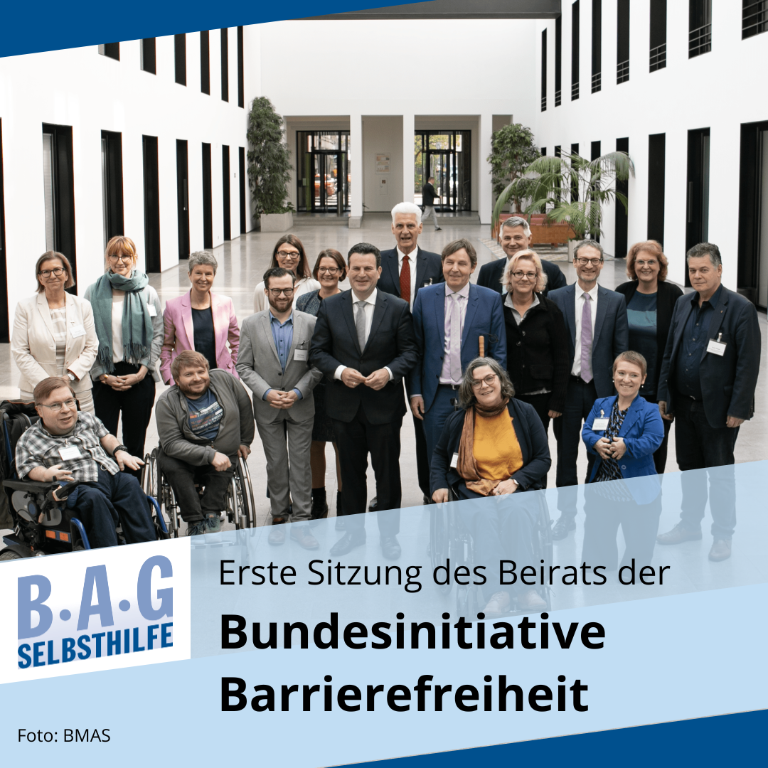 Ein Gruppenfoto der Sitzungsteilnehmenden der ersten Sitzung des Beirats der Bundesinitiative Barrierefreiheit.  